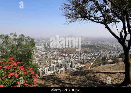 Le Point De Vue De La Terrasse Bellavista Qui Donne Sur La Ville De Santiago Depuis Cerro San Cristóbal, Au Chili. Banque D'Images