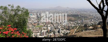 Le Point De Vue De La Terrasse Bellavista Qui Donne Sur La Ville De Santiago Depuis Cerro San Cristóbal, Au Chili. Banque D'Images