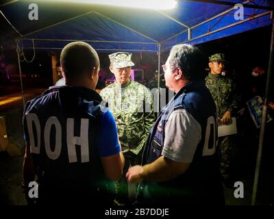 Philippines. 15 mars 2020. Philippines. 15 mars 2020. (3/15/2020) les policiers interrompe un bus public entièrement emballé pour l'inspection des symptômes du Covid-19 au point de contrôle de quarantaine communautaire de la sortie de Susanna, dans la RCN. La police leur a également rappelé que les sièges doivent être séparés d'un siège pour prévenir l'infection. A partir d'aujourd'hui, divers points de contrôle sont en place dans les entrées et sorties principales et stratégiques du métro Manille, des mesures comme celles-ci sont prises pour empêcher la propagation du Covid-19 en faisant contrôler le mouvement et le voyage des personnes. Crédit: Sipa Usa/Alay Live News Banque D'Images