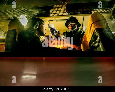 Philippines. 15 mars 2020. Philippines. 15 mars 2020. (3/15/2020) le chauffeur de bus écoute le policier à bord de Pacita, San Pedro, Laguna - Navotas bus route, alors que l'équipe de police est sur le point d'inspecter les gens à l'intérieur de leur bus à la sortie Susanna, NCR Community Quarantine Checkpoint. A partir d'aujourd'hui, divers points de contrôle sont en place dans les entrées et sorties principales et stratégiques du métro Manille, des mesures comme celles-ci sont prises pour empêcher la propagation du Covid-19 en faisant contrôler le mouvement et le voyage des personnes. Crédit: Sipa Usa/Alay Live News Banque D'Images