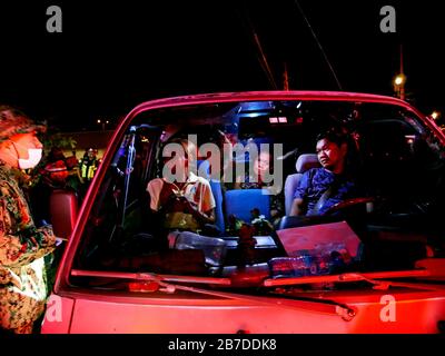 Philippines. 15 mars 2020. Philippines. 15 mars 2020. (3/15/2020) le directeur du District de police du Sud (SPD), le colonel Emmanuel Peralta, regarde les navetteurs à l'intérieur du bus que l'équipe de police avait cessé pour une inspection des symptômes du Covid-19 au point de contrôle de quarantaine communautaire de Susanna- RCN.À Partir d'aujourd'hui, divers points de contrôle sont en place dans les entrées et sorties principales et stratégiques du métro Manille, Des mesures de ce type sont prises pour empêcher la propagation du Covid-19 en faisant contrôler le mouvement et le déplacement des personnes. Crédit: Sipa Usa/Alay Live News Banque D'Images