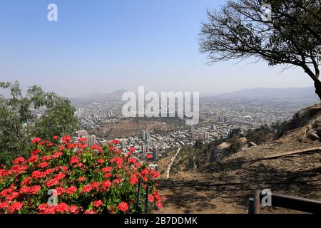 Le Point De Vue De La Terrasse Bellavista Qui Donne Sur La Ville De Santiago Depuis Cerro San Cristóbal, Au Chili. Banque D'Images