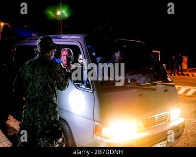 Philippines. 15 mars 2020. Philippines. 15 mars 2020. (3/15/2020) Les Voyageurs à l'intérieur d'une fourgonnette écoutent le policier qui les a arrêtés à la sortie Susanna, au point de contrôle de quarantaine communautaire de la RCN. A partir d'aujourd'hui, divers points de contrôle sont en place dans les entrées et sorties principales et stratégiques du métro Manille, des mesures comme celles-ci sont prises pour empêcher la propagation du Covid-19 en faisant contrôler le mouvement et le voyage des personnes. Crédit: Sipa Usa/Alay Live News Banque D'Images