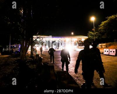 Philippines. 15 mars 2020. Philippines. 15 mars 2020. (3/15/2020) le quad des policiers reçoit un exposé sur l'opelation pour un point de contrôle de quarantaine communautaire de la RCN. A partir d'aujourd'hui, divers points de contrôle sont en place dans les entrées et sorties principales et stratégiques du métro Manille, des mesures comme celles-ci sont prises pour empêcher la propagation du Covid-19 en faisant contrôler le mouvement et le voyage des personnes. Crédit: Sipa Usa/Alay Live News Banque D'Images