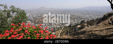 Le Point De Vue De La Terrasse Bellavista Qui Donne Sur La Ville De Santiago Depuis Cerro San Cristóbal, Au Chili. Banque D'Images