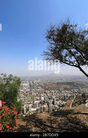 Le Point De Vue De La Terrasse Bellavista Qui Donne Sur La Ville De Santiago Depuis Cerro San Cristóbal, Au Chili. Banque D'Images