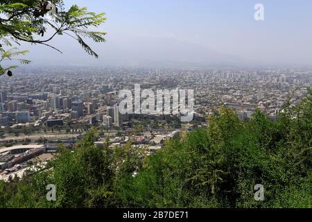 Le Point De Vue De La Terrasse Bellavista Qui Donne Sur La Ville De Santiago Depuis Cerro San Cristóbal, Au Chili. Banque D'Images