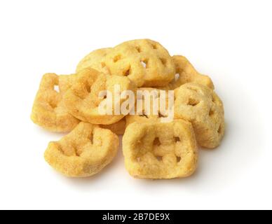 Pile d'en-cas de pommes de terre bouffées isolés sur blanc Banque D'Images