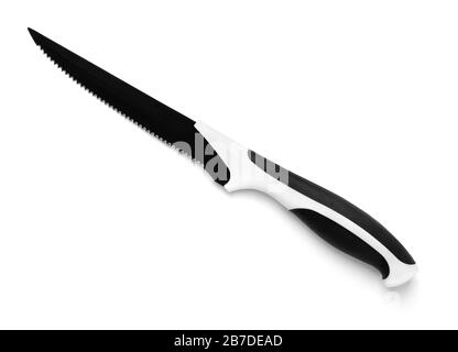 Couteau de cuisine à usage général dentelé noir isolé sur blanc Banque D'Images
