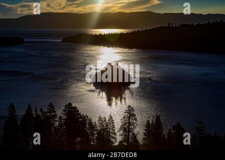 Lever de soleil sur l'Emerald Bay avec Fannette Island, Lake Tahoe, en Californie. Banque D'Images