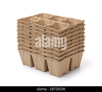 Pile de pots de semis de tourbe de pâte de papier biodégradable isolés sur blanc Banque D'Images