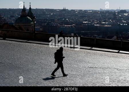 Prague, République Tchèque. 15 mars 2020. La place Hradcany à Prague, en République tchèque, sans foules habituelles de touristes, est vue le 15 mars 2020. Le 12 mars, le gouvernement a déclaré l'état d'urgence dans toute la République tchèque en raison de l'apparition d'un nouveau type de coronavirus. Crédit: Ondrej Deml/Ctk Photo/Alay Live News Banque D'Images