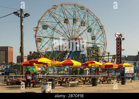 CONEY ISLAND - 15 août : la célèbre roue émerveiltante de l'île Coney, 15 août 2018. La roue excentrique Ferris a été construite en 1920, elle a 24 entièrement encl Banque D'Images