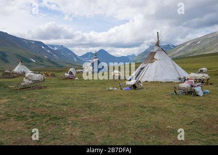 Un camp d'herdres de rennes modernes dans les contreforts de l'Oural polaire. Yamal-Nenets, Okrug autonome, Russie Banque D'Images