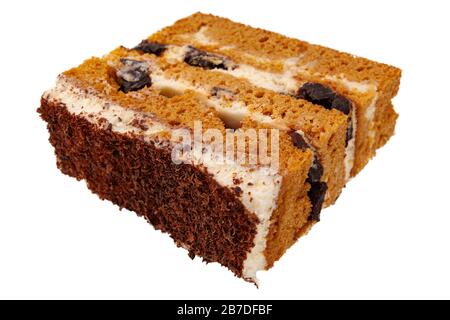 tranche de fermeture de gâteau au miel isolée sur fond blanc Banque D'Images