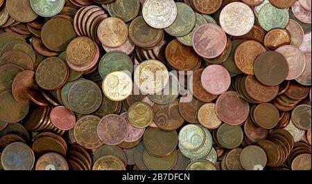 Gros plan sur de nombreuses pièces de cuivre en euros Banque D'Images