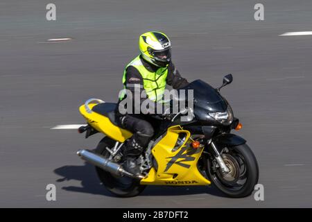 Pilote de moto jaune Honda CBR600 F ; circulation automobile, transport à deux roues, véhicules modernes, motocyclettes, véhicules, routes, motocyclettes motards motards à bord de l'autoroute   Chorley, Royaume-Uni Banque D'Images