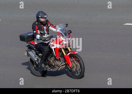 Africa Twin Motorcycle Rider ; circulation automobile, transport à deux roues, véhicules modernes, motocyclettes, véhicule, routes, motocyclettes motards motards sur l'autoroute   Chorley, Royaume-Uni Banque D'Images