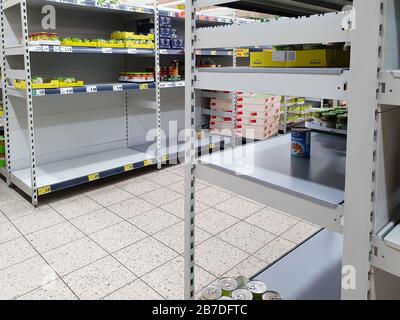 FULDA, ALLEMAGNE - 14 MARS 2020: Étagères vides pour les conserves alimentaires au supermarché Kaufland en raison de la crise de Coronavirus. L'achat de panique en quarantaine conduit à FO Banque D'Images