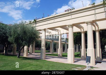 Colonnade décorative au parc de la rivière Turia à Valence, Espagne. Le parc de 9 km de long a été créé après le dévier de la rivière pour éviter les inondations. Banque D'Images