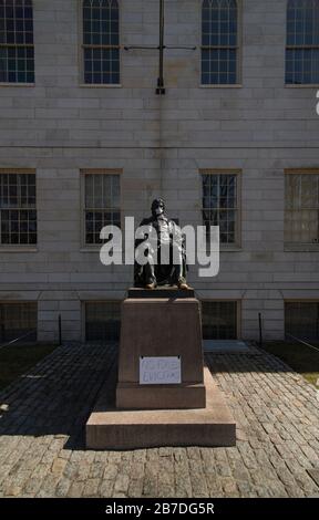 Massachusetts, États-Unis. 14 mars 2020. Sculpture du fondateur de l’Université Harvard John Harvard dans le Harvard Yard, au centre du campus de Harvard, le visage de Harvard a été recouvert d’un masque facial. En réaction aux préoccupations de Coronavirus à l'Université Harvard a annoncé qu'à partir du 23 mars 2020, toutes les classes seront éloignées ou en ligne. On a demandé aux étudiants vivant dans des résidences universitaires de partir avant le 22 mars 2020. Après les plaintes des étudiants Harvard fait des logements pour les étudiants incapables de retourner à leur maison. Crédit: Chuck Nacke/Alay Live News Banque D'Images