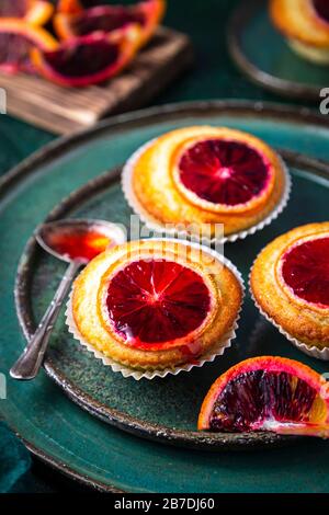 Muffins à la vanille et à l'orange du sang Banque D'Images