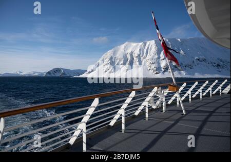Mme Polarlys s'approche de Honningsvag, Norvège. Banque D'Images