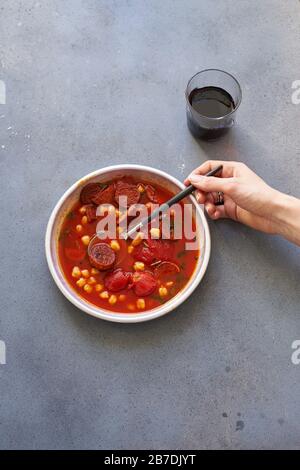 Soupe de tomates aux pois chiches, saucisse de chorizo et persil Banque D'Images