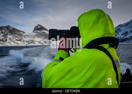 Photographe de sexe masculin qui capture le paysage d'hiver à Senja et dans la chaîne de montagnes Norlandet, en Norvège. Banque D'Images
