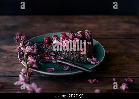 Un gâteau au coquelicot avec des fleurs roses Banque D'Images