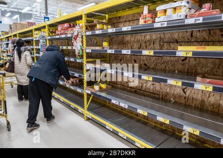 Montréal, CA - 15 mars 2020: Étagères vides dans un supermarché Maxi. Pénurie de fournitures en raison de la panique du Coronavirus. Banque D'Images