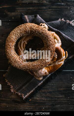 Petit-déjeuner allemand À Pain Pretzel et Bagel sur une table en bois. Banque D'Images