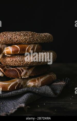 Petit-déjeuner allemand À Pain Pretzel et Bagel sur une table en bois. Fond Noir Banque D'Images