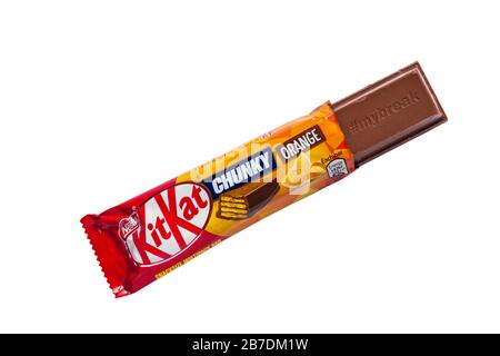 KitKat chunky Nestle chocolat orange isolé sur fond blanc - croustillant de doigt recouvert de plaques de chocolat au lait à l'orange - kit kat Banque D'Images