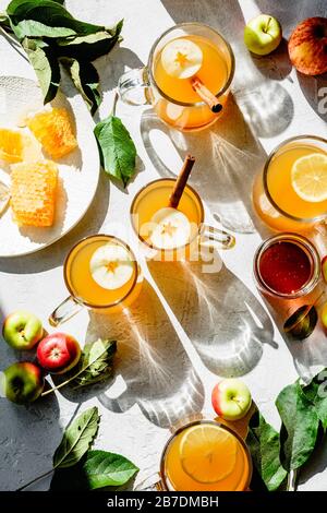 Cidre chaud dans des tasses en verre à la lumière du soleil Banque D'Images