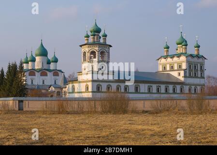 Temples du monastère Saint-Nicolas de Vyazhishchi en avril temps ensoleillé. Région de Novgorod, Russie Banque D'Images