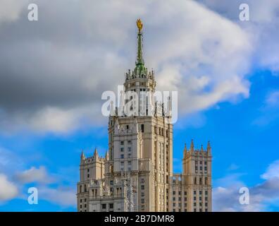 Bâtiment de l'Embankment de Kotelnicheskaya, l'un des 7 hauts-immeubles de Staline construits en 1952 dans le style stalinien par le fleuve Moskva à Moscou, Russie Banque D'Images