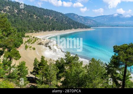 Vue aérienne à grand angle depuis le lac Salda. Le lac Salda est un lac de cratère de taille moyenne dans le sud-ouest de la Turquie, à l'intérieur des limites du district d'Yesilova. Banque D'Images