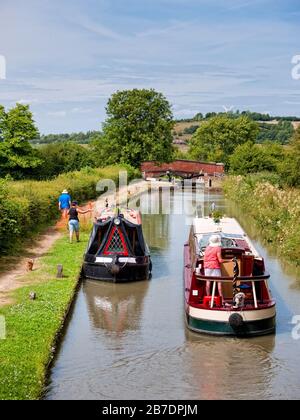 Bateaux de plaisance se croisant à l'approche d'une écluse sur le vol de Napton du canal d'Oxford (Sud), Oxfordshire, Napton sur la colline, Angleterre, Royaume-Uni, Banque D'Images