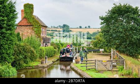 Bateau de plaisance sortant de Somerton DeepLock sur le canal d'Oxford (sud), près de Banbury, Oxfordshire, Angleterre, Royaume-Uni, Grande-Bretagne Banque D'Images