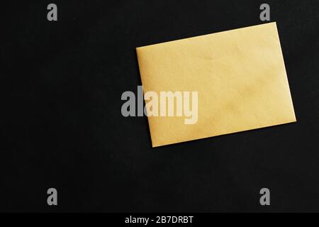 Carte en papier doré vierge sur fond noir, maquette d'identité de marque de luxe et d'entreprise de qualité supérieure Banque D'Images
