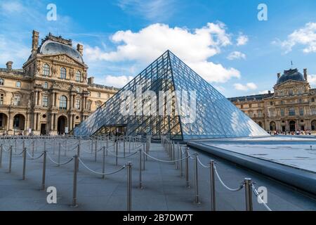 Musée du Louvre fermé à cause de l'épidémie de coronavirus - Paris, France Banque D'Images