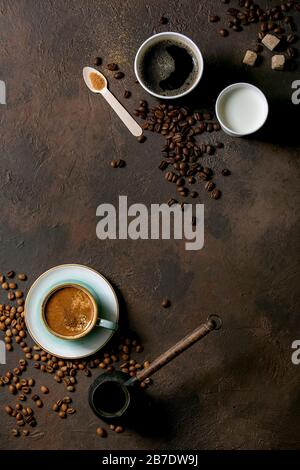 Variété de tasses en papier de café et de lait americano par rapport au café turc en céramique tasse et cizve, cuillère en bois recyclé de sucre de canne, grains de café o Banque D'Images