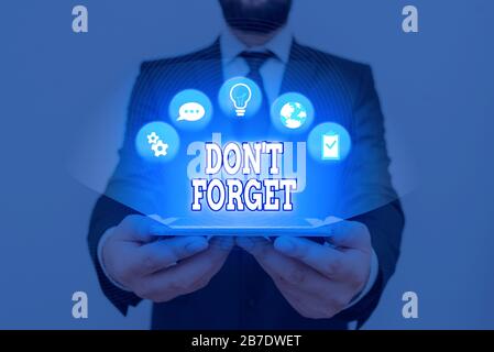 Écriture conceptuelle de la main montrant ne pas oublier. Signification du concept utilisée pour rappeler à quelqu'un des faits ou des détails importants Banque D'Images