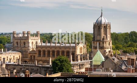 Vue surélevée sur les toits d'Oxford avec une église et une tour et des arbres en arrière-plan, Banque D'Images