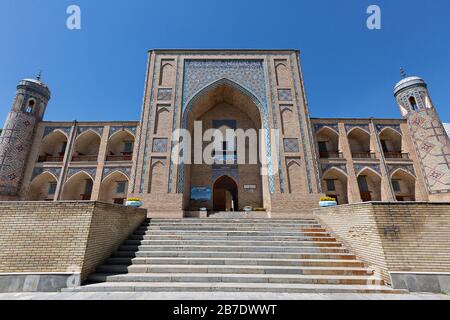 Vue sur la madrasa médiévale de Kukeldash, à Tachkent, Ouzbékistan. Banque D'Images