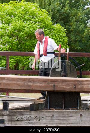 Verrou Keeper opérant Lock paddle sur la Tamise, Oxfordshire, Angleterre, Royaume-Uni, Grande-Bretagne Banque D'Images