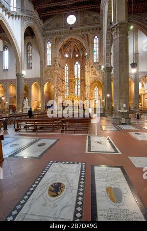 FLORENCE ITALIE INTÉRIEUR ÉGLISE SANTA CROCE LA BASILIQUE FRANCISCAINE PLAQUES COMMÉMORATIVES À L'ÉTAGE DE L'ÉGLISE Banque D'Images