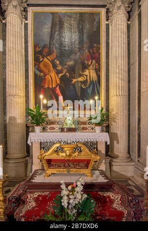 FLORENCE ITALIE INTÉRIEUR ÉGLISE SANTA CROCE LA PEINTURE DE LA BASILIQUE FRANCISCAINE DANS UNE CHAPELLE ET UN CERCUEIL OSSA B HUMILIANAE CI-DESSOUS Banque D'Images