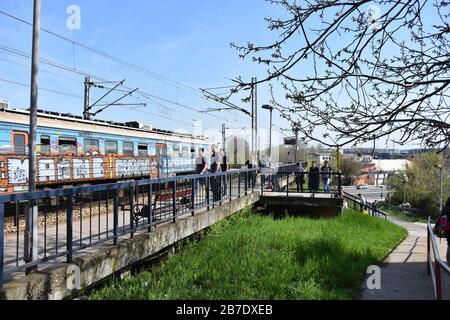 Le train à chariot coloré se tient à la gare Banque D'Images